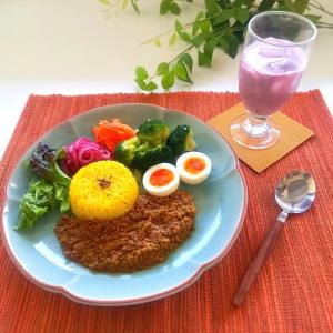 画像：スパイスカレーとブルーベリーラッシーの写真（拡大画像へのリンク）