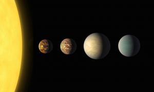 画像：主星である恒星と4つの惑星が左から順に並んでいる様子の解説画像（拡大画像へのリンク）