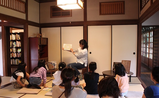 画像：絵本リレーの様子