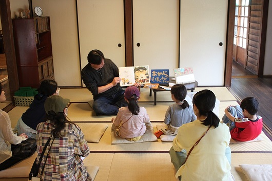 画像：読み聞かせの様子の写真
