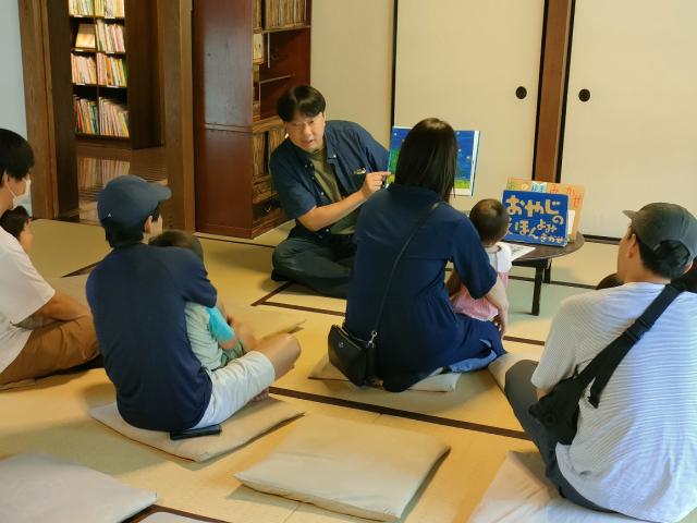 画像：読み聞かせの様子の写真