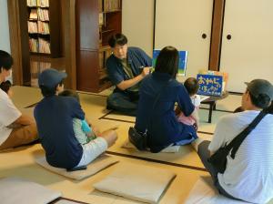画像：読み聞かせの様子の写真（拡大画像へのリンク）