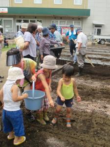 画像：三鷹市農業公園で大根の種まきの様子の写真（拡大画像へのリンク）