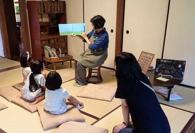 画像：絵本リレーの様子