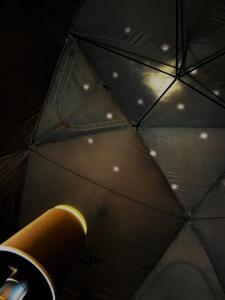 画像：紙コップとライトを使った星あそびの様子の写真（拡大画像へのリンク）