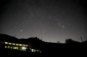 画像：川上郷自然の村のグラウンドから望む満天の星の写真（拡大画像へのリンク）