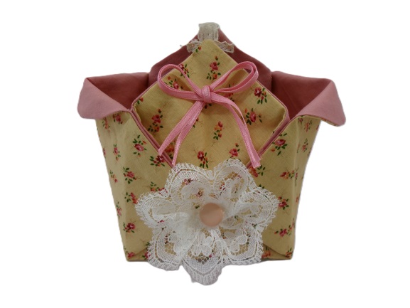 画像：ギフトボックスにもなる布の小物入れ