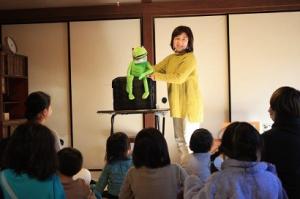 画像:おはなし会の写真(拡大画像へのリンク)