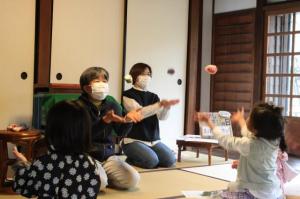 画像：おはなしあそびの写真（拡大画像へのリンク）