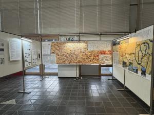 画像：市民ホールでの展示風景（拡大画像へのリンク）