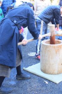 画像：お餅つきをしている様子の写真（拡大画像へのリンク）