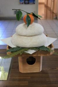 画像：三宝に飾られた鏡餅の写真（拡大画像へのリンク）