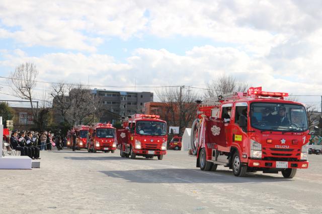 画像：消防ポンプ自動車などによる分列行進