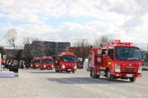 画像：消防ポンプ自動車などによる分列行進（拡大画像へのリンク）