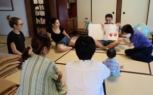 画像：ICUおはなし会の写真（拡大画像へのリンク）