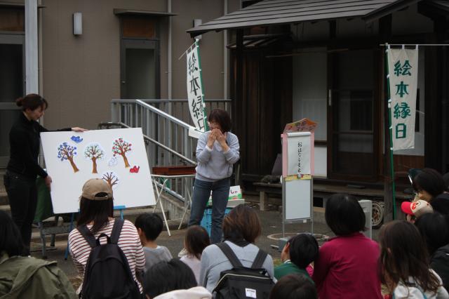 画像：令和6年絵本縁日でのステージ出演の様子の写真