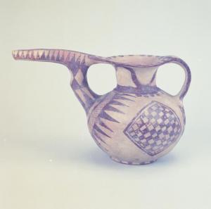 画像：展示品、有嘴壺の写真（拡大画像へのリンク）