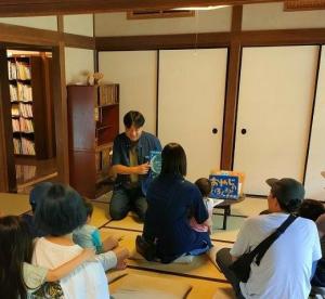 画像：おやじの絵本よみきかせの写真（拡大画像へのリンク）