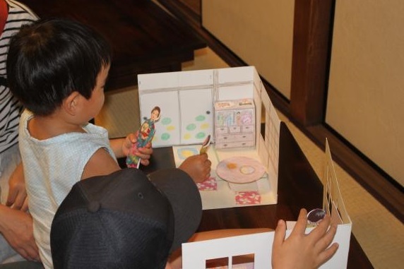 画像：紙人形あそびの写真