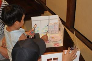 画像：紙人形あそびの写真（拡大画像へのリンク）