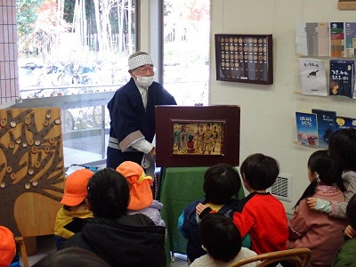 画像：街頭紙芝居の写真