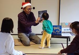 画像：おやじの絵本よみきかせの写真（拡大画像へのリンク）