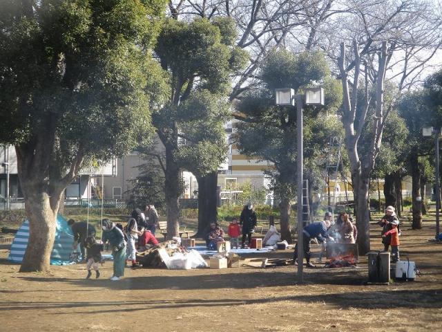 画像：プレイパークで遊んでいる様子の写真