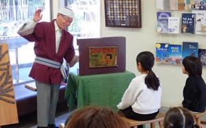 画像：街頭紙芝居の写真（拡大画像へのリンク）