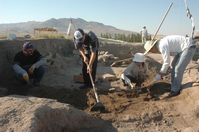 画像：カマン・カレホユック遺跡での発掘作業