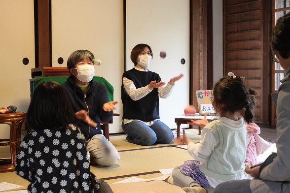 画像：おはなしあそびの様子
