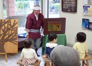 画像：街頭紙芝居の写真（拡大画像へのリンク）