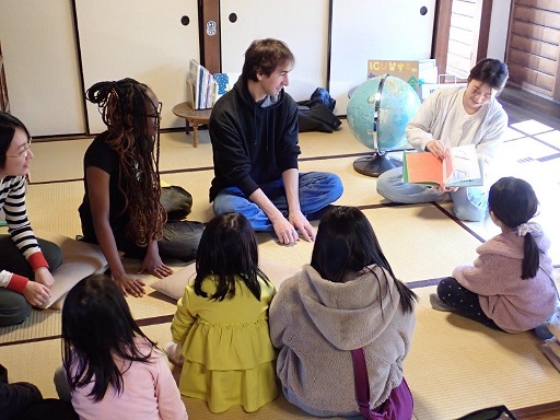 画像：ICUおはなし会の写真