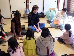 画像：ICUおはなし会の写真（拡大画像へのリンク）