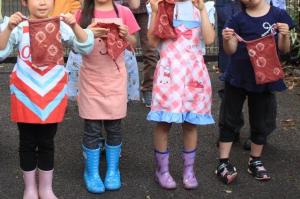 画像：前回のワークショップで染め上がった巾着の写真（拡大画像へのリンク）