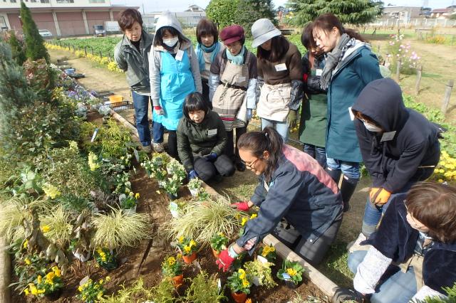画像：花壇ボランティア講座の受講中の様子の写真