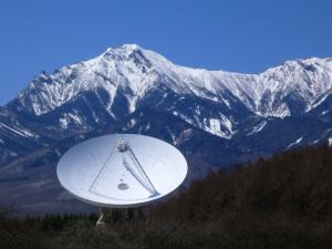 画像：国立天文台45メートル電波望遠鏡の写真（拡大画像へのリンク）