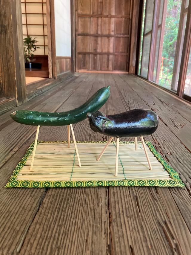 画像：お盆のきゅうりとなすの写真