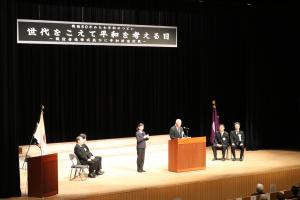 画像：平和祈念式典、舞台上の様子（拡大画像へのリンク）