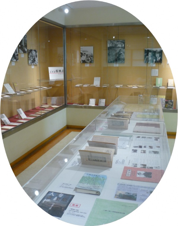 画像：本や写真パネルが展示してある様子