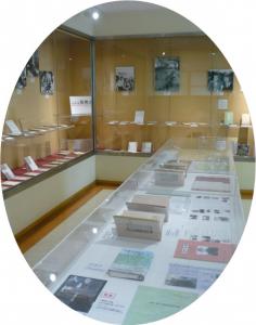 画像：本や写真パネルが展示してある様子（拡大画像へのリンク）