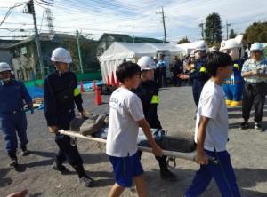 画像：救出救助された方を担架で搬送している訓練の写真（拡大画像へのリンク）