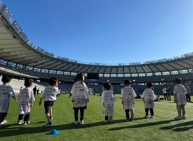 画像：サッカークリニックを受ける児童たちの写真