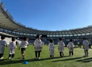 画像：サッカークリニックを受ける児童たちの写真（拡大画像へのリンク）