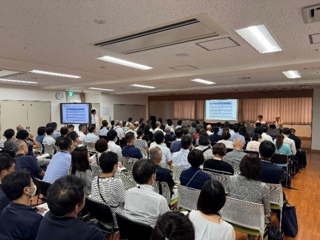画像：来場者が発表を聞いている様子の写真