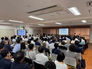 画像：来場者が発表を聞いている様子の写真（拡大画像へのリンク）
