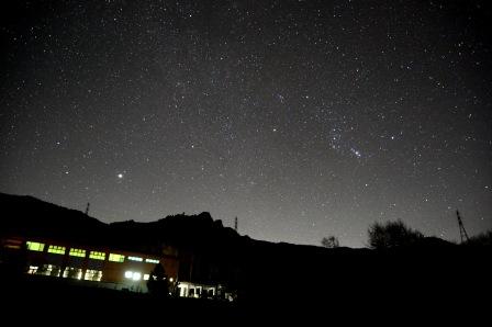 画像：川上郷自然の村のグラウンドから望む満天の星の写真