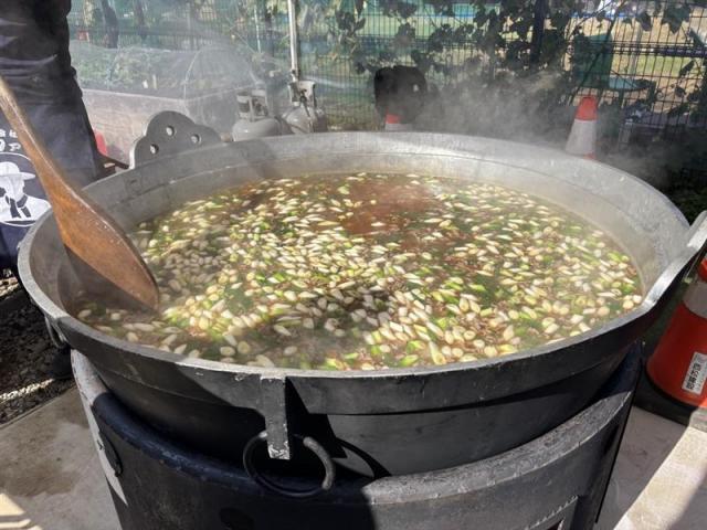 画像：大鍋で芋煮を作っている様子