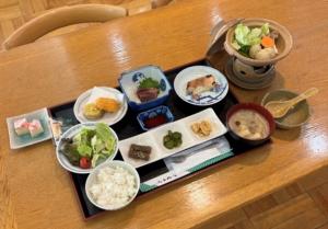画像：写真・信州の旬の食材を使用した夕食の一例（拡大画像へのリンク）