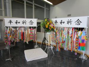画像：千羽鶴の献呈（拡大画像へのリンク）