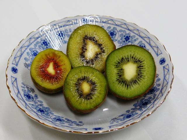 画像：写真・皿に盛られたキウイ